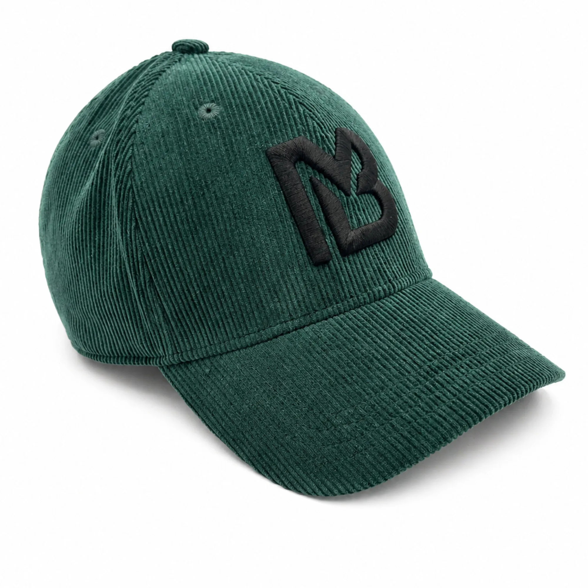 Cappello Emerald Forest in velluto a coste, vista tre quarti con logo MB