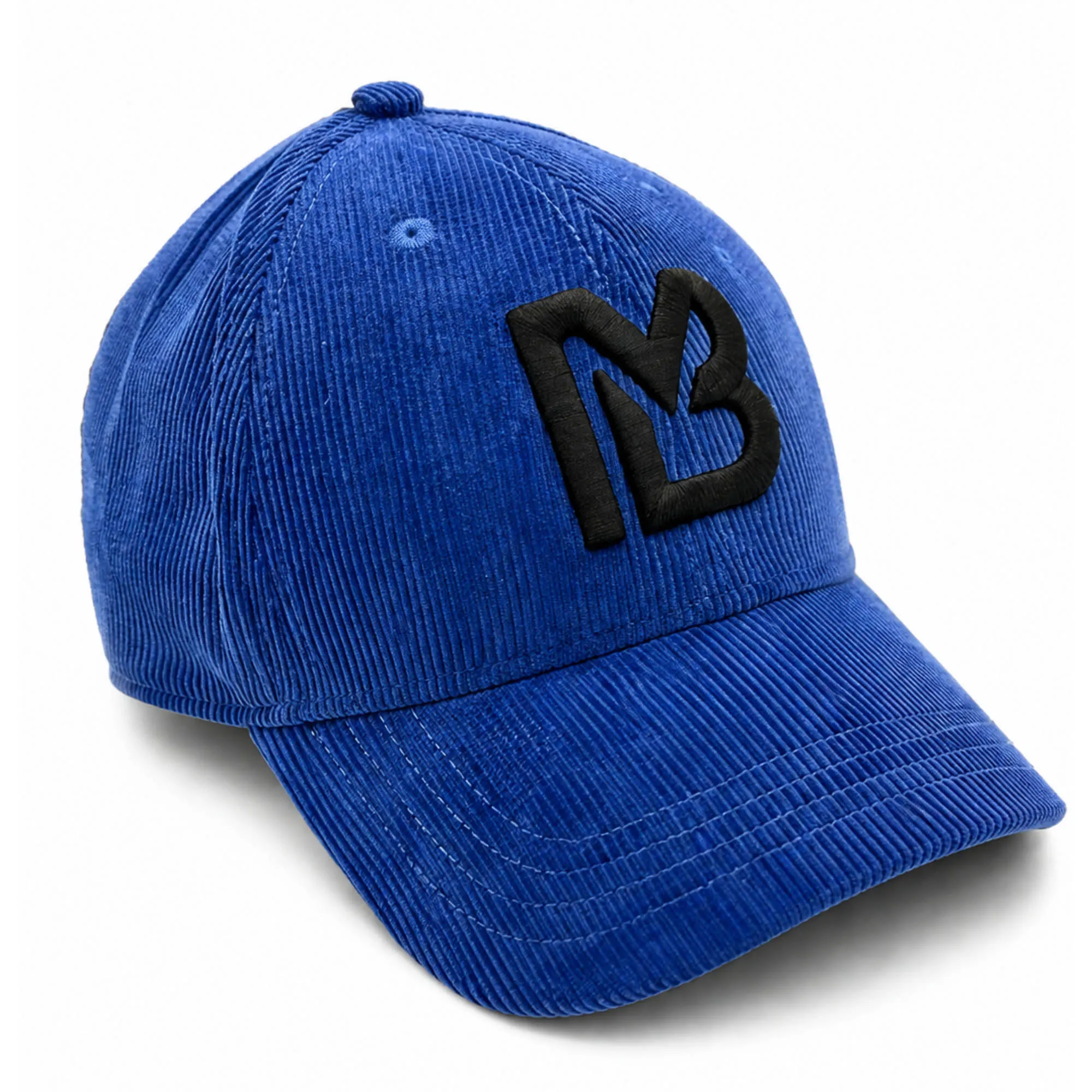 Cappello Midnight Cord in velluto a coste, vista tre quarti con logo MB