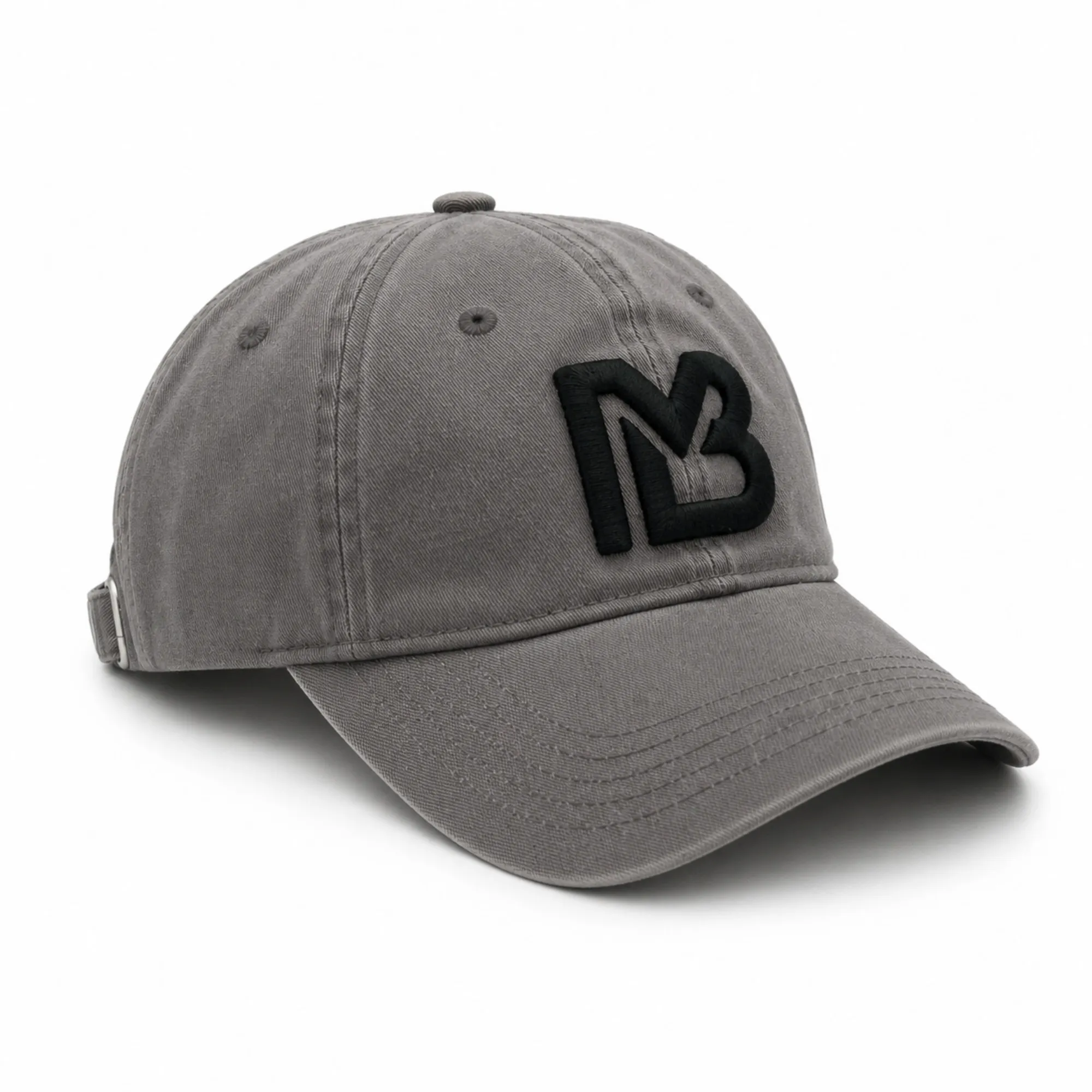 Cappello Slate Mist, vista tre quarti con logo MB ricamato