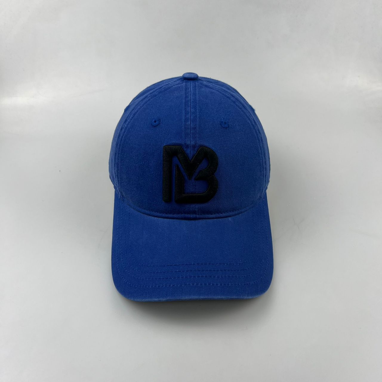 Heritage 84 royal blue, vista frontale con logo MB ricamato in nero