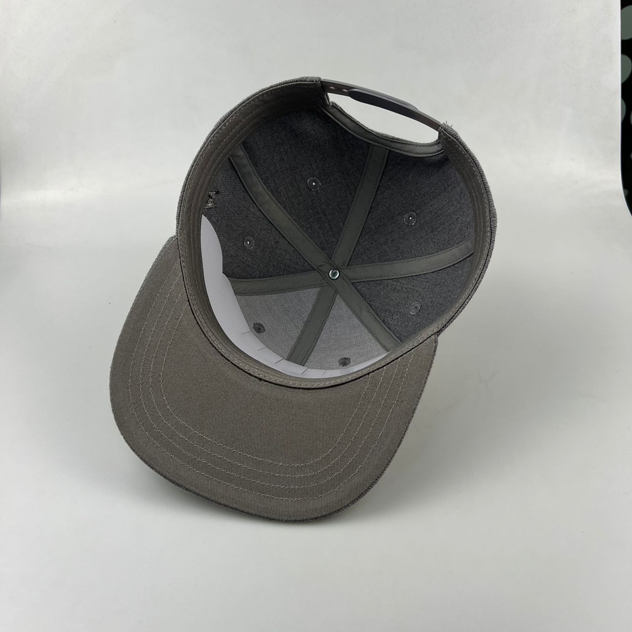 Interno del cappellino Heritage 84 con cuciture e fascia tergisudore